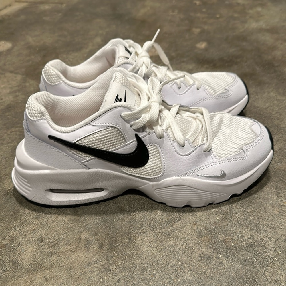 Women’s size 10 Nike air max fusion